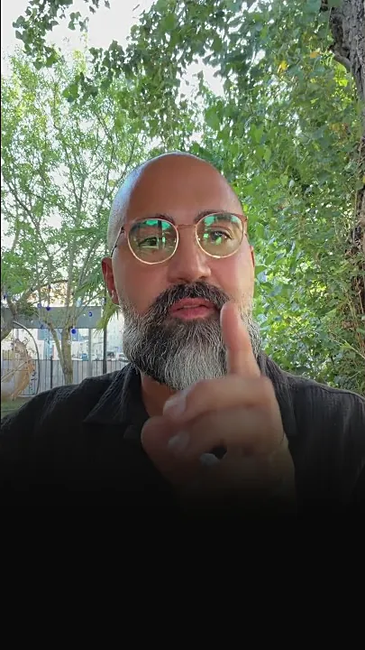 Ömer Kaya spricht in die Kamera