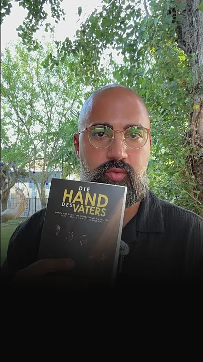 Ömer Kaya mit dem Buch Die Hand des Vaters